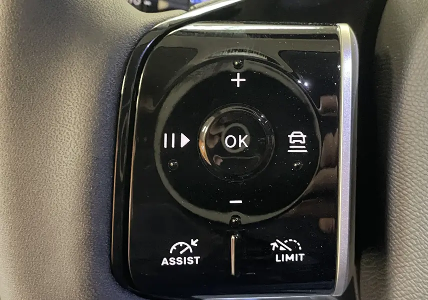 Gros plan sur la commande des feux automatique et clignotants du Citroën C5 Aircross hybride 2026, intérieur noir.