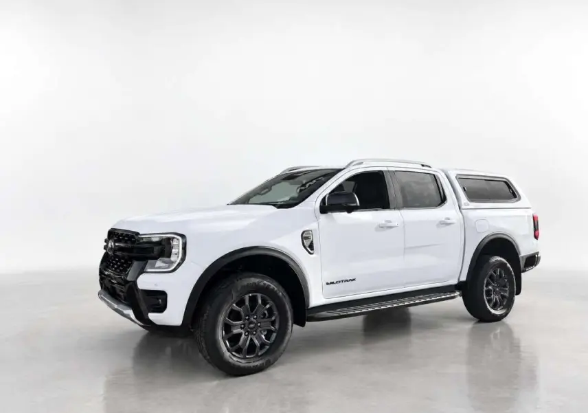 Ford Ranger Wildtrak blanc glacier vu en 3/4 avant droit avec hardtop et jantes alu noires.