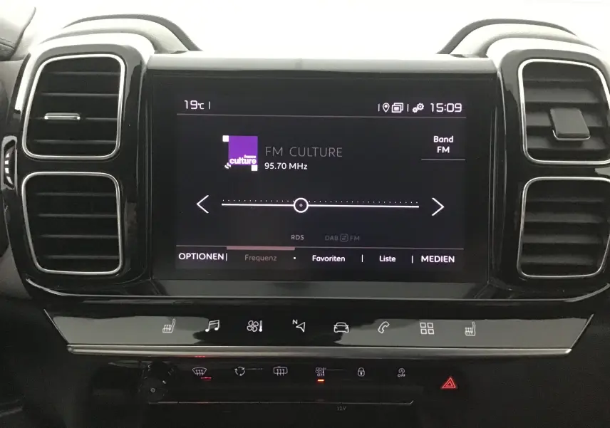Écran central tactile du tableau de bord du Citroën C5 Aircross 2021, affichant la radio FM sur fond noir.