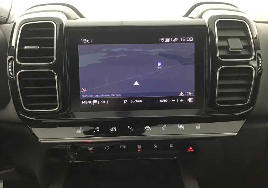 Tableau de bord du Citroën C5 Aircross 2021 avec écran GPS tactile et commandes climatisation visibles en noir.