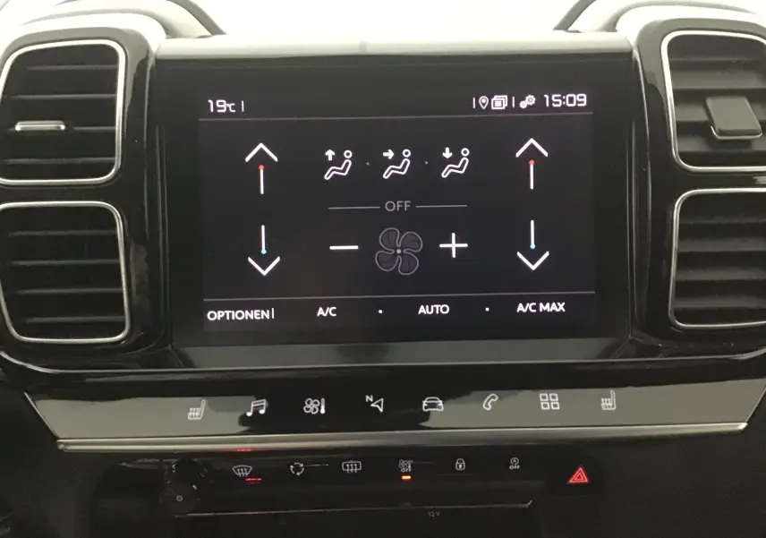 Écran tactile central du tableau de bord du Citroën C5 Aircross 2021, affichant les commandes de climatisation.