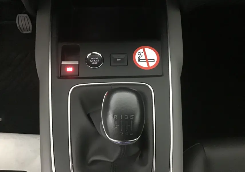 Gros plan sur le levier de vitesses manuel et les boutons de démarrage d'un Citroën C5 Aircross gris Artense 2021.