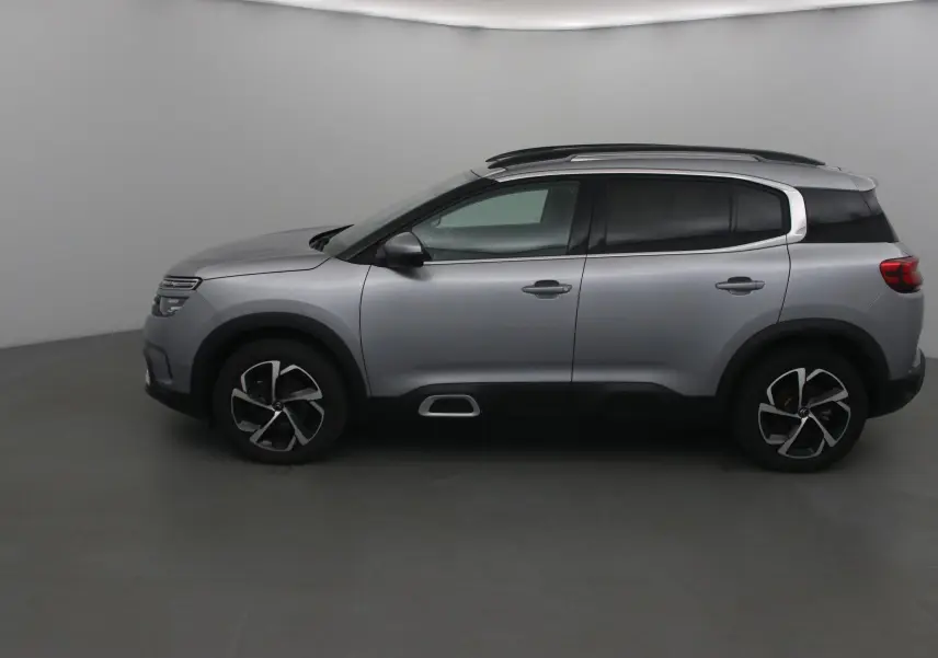 Citroën C5 Aircross gris Artense vu de profil côté gauche, avec jantes alliage et barres de toit noires.