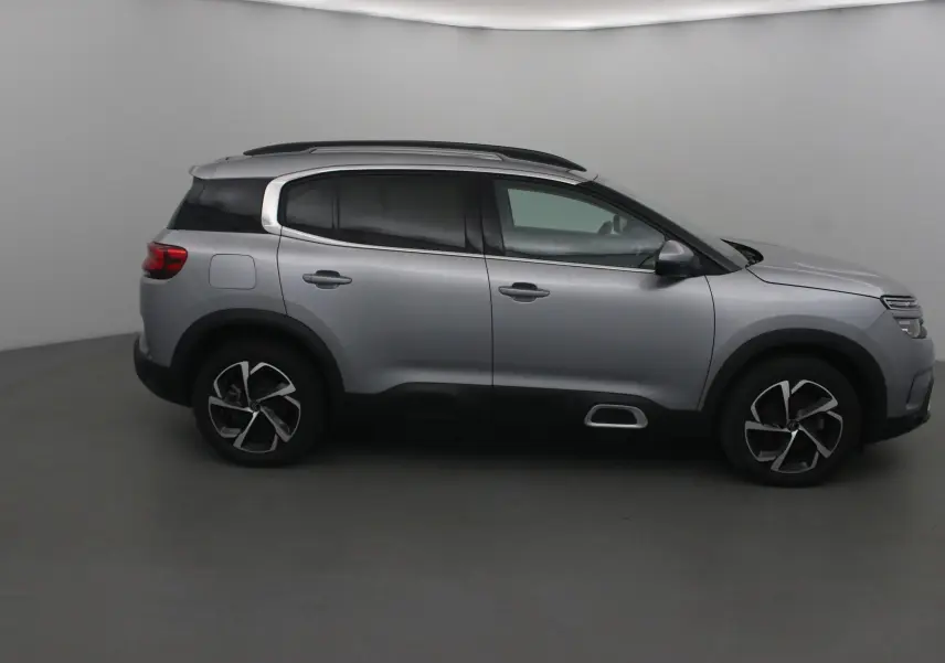 CITROEN C5 AIRCROSS gris Artense vu de profil côté gauche, soulignant ses jantes noires et détails noirs contrastants.