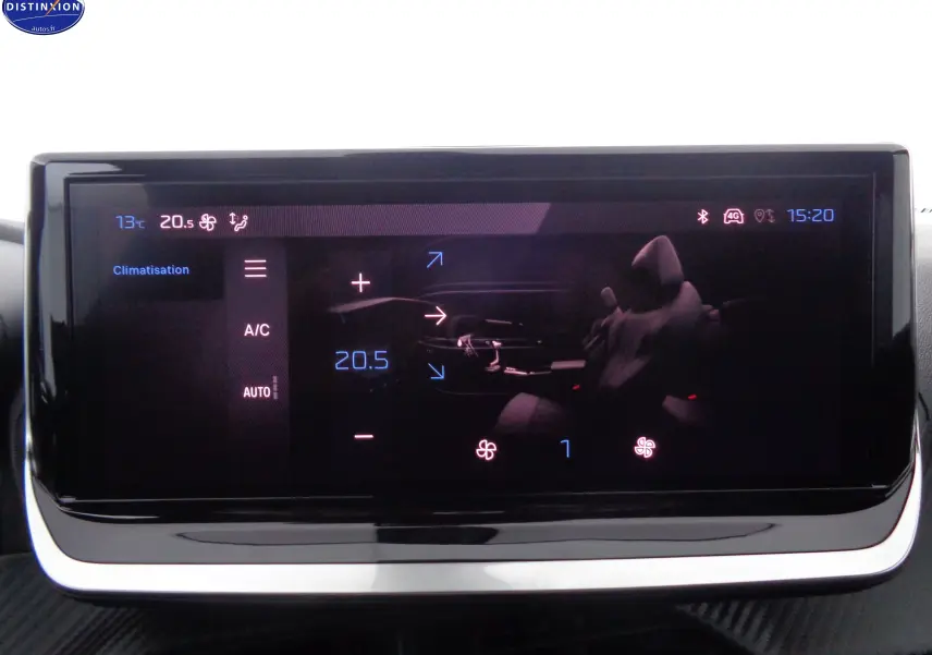Écran tactile du tableau de bord du Peugeot 2008 2023 affichant les réglages de climatisation à 20,5°C.