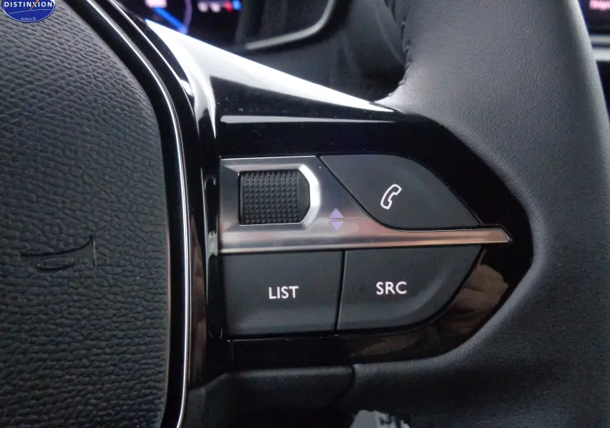 Gros plan sur les commandes gauche du volant du Peugeot 2008 bleu Vertigo Metal, boutons LIST, SRC et téléphone.