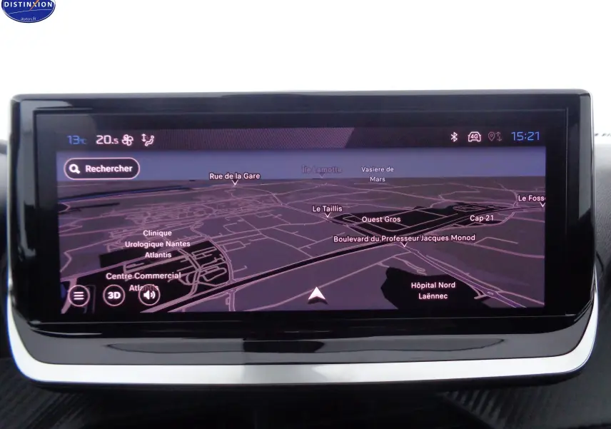Écran tactile du système de navigation de la Peugeot 2008 2023 affichant une carte en mode 3D avec itinéraire et température extérieure.