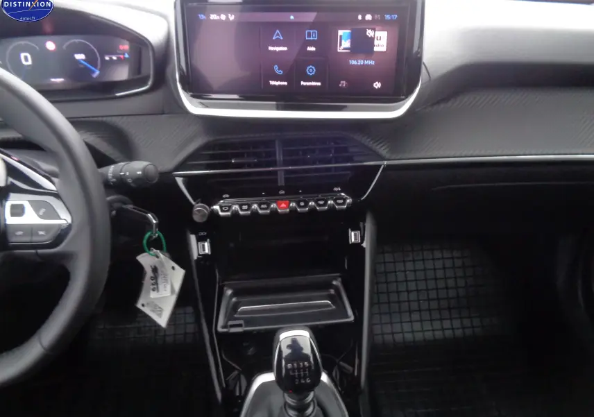 Vue intérieure du tableau de bord et console centrale d'une Peugeot 2008 2023 avec boîte manuelle et écran tactile.