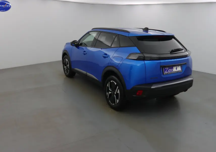 Peugeot 2008 bleu Vertigo métal vue 3/4 arrière droit avec toit noir et jantes bi-ton noires.