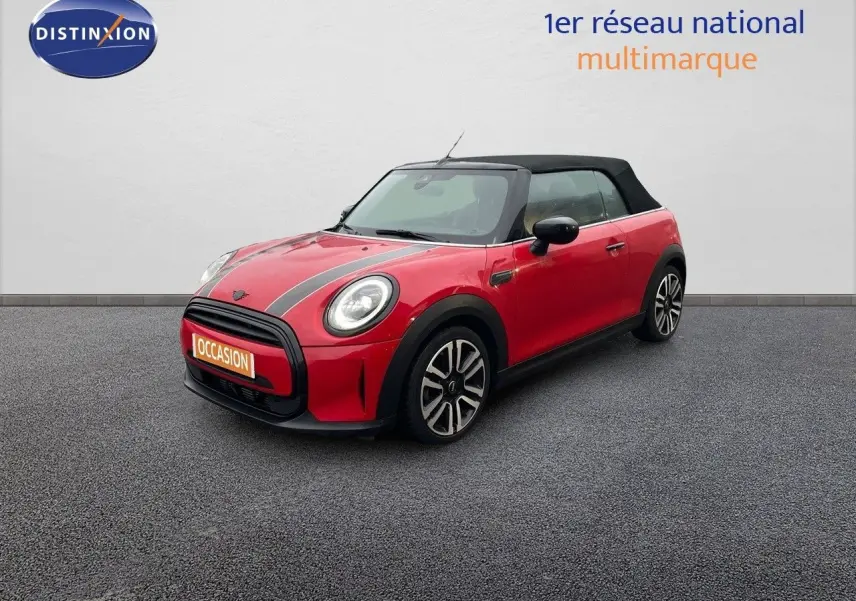 MINI Cabriolet rouge chili vue 3/4 avant droit avec toit noir fermé et bandes noires sur le capot.
