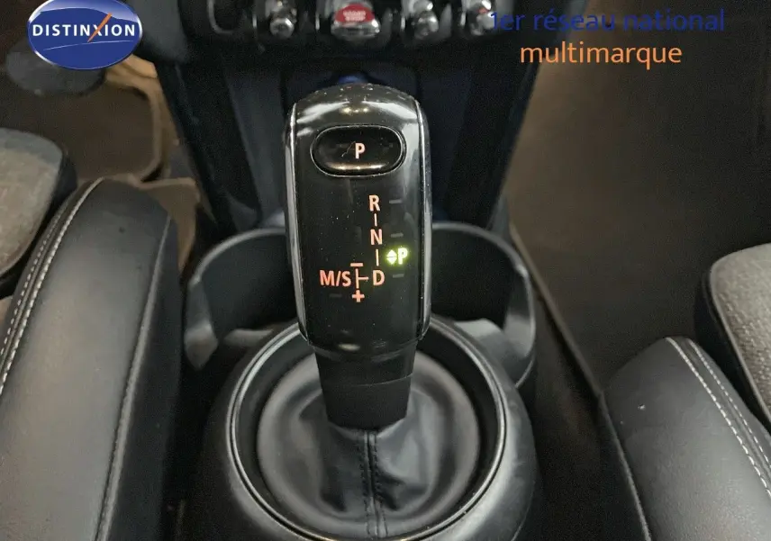 Le levier de vitesses automatique noir de la MINI Cabriolet F57, vue rapprochée de la console centrale intérieure.