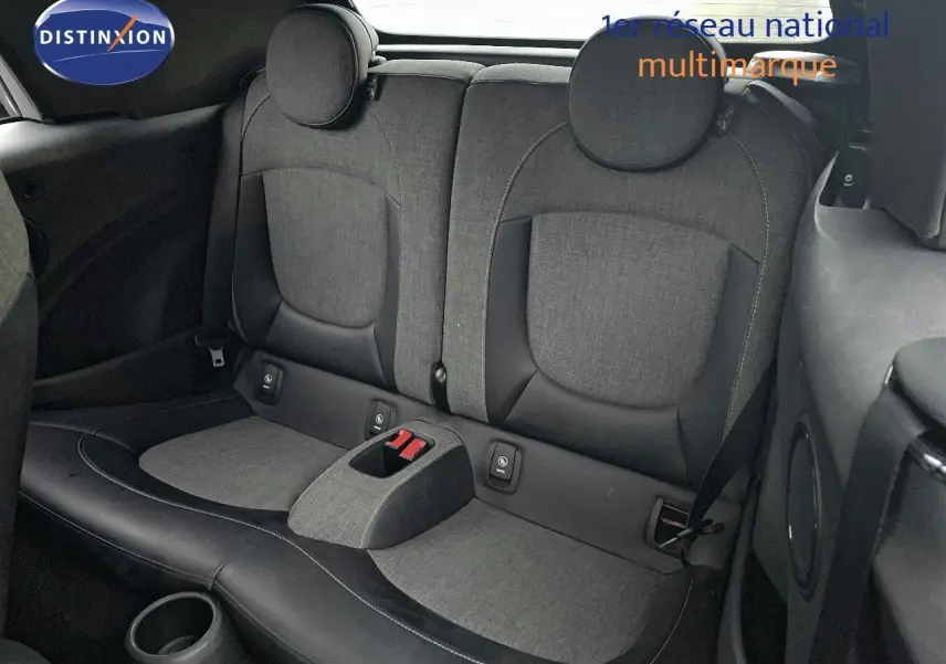 Vue intérieure des sièges arrière en tissu gris et cuir noir de la MINI Cabriolet F57, avec ceinture de sécurité visible.