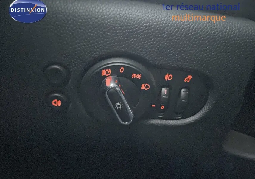 Gros plan sur la commande d’éclairage intérieure de la MINI Cabriolet F57 rouge chili, avec voyants lumineux orange allumés.