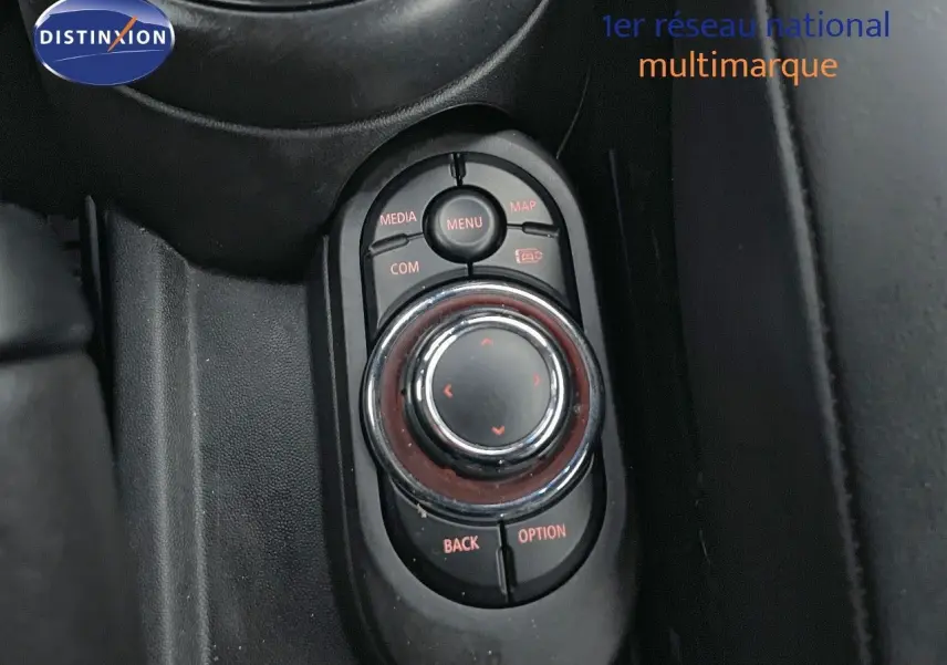 Vue rapprochée du sélecteur de commandes multimédia central noir de la MINI Cabriolet F57 rouge Chili 2023.