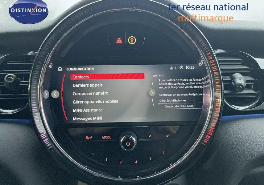 Tableau de bord de MINI Cabriolet F57 2023, affichage central rond avec menu communication et commandes tactiles.
