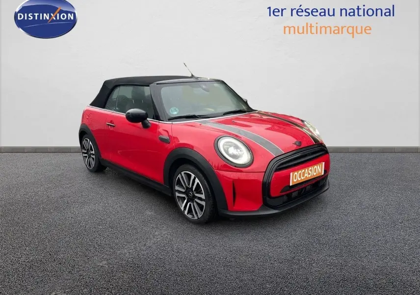 Mini Cabriolet F57 rouge chili vue 3/4 avant avec toit noir fermé et bandes noires sur le capot.