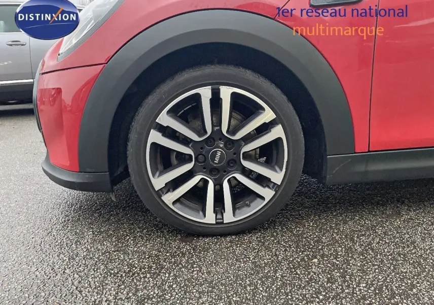 Gros plan sur la roue avant gauche d'une MINI Cabriolet F57 rouge chili avec jante alu bi-ton.