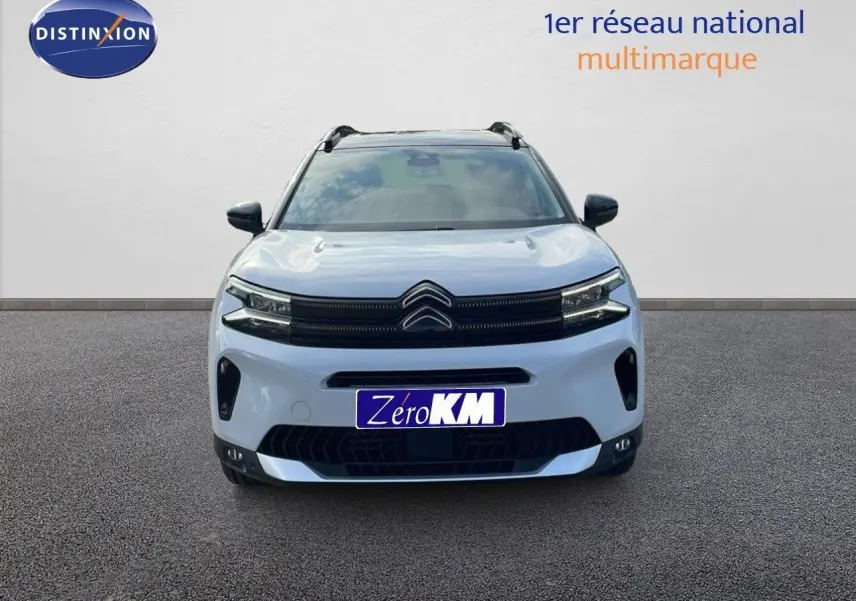 Citroën C5 Aircross blanc Okenite métal vue de face avec calandre noire et phares LED fins.