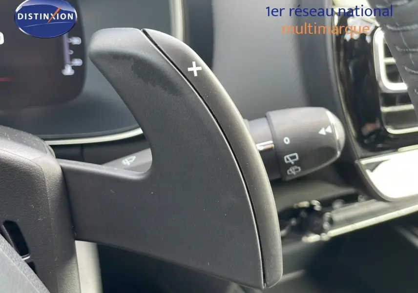 Gros plan sur la palette de changement de vitesse droite du volant dans l'habitacle d'une Citroën C5 Aircross blanc Okenite.