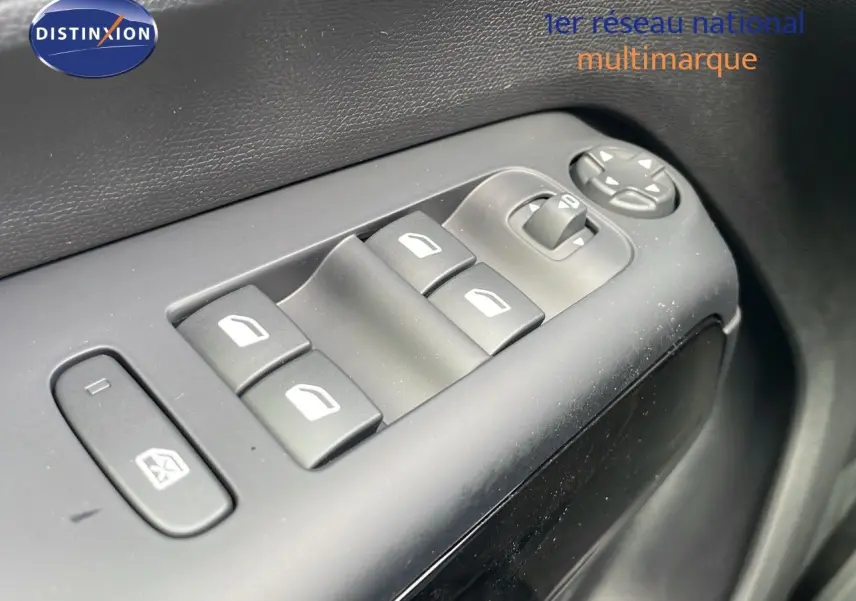 Gros plan sur les commandes des vitres électriques côté gauche intérieur du Citroën C5 Aircross blanc Okenite 2025.