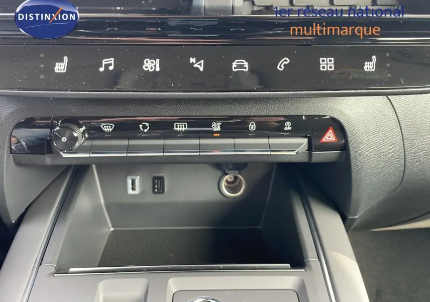 Console centrale avec commandes tactiles et prises USB d'un Citroën C5 Aircross blanc Okenite Metal 2025.