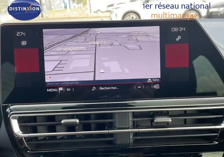 Écran tactile central avec navigation GPS du tableau de bord du Citroën C5 Aircross blanc vu de face intérieure.