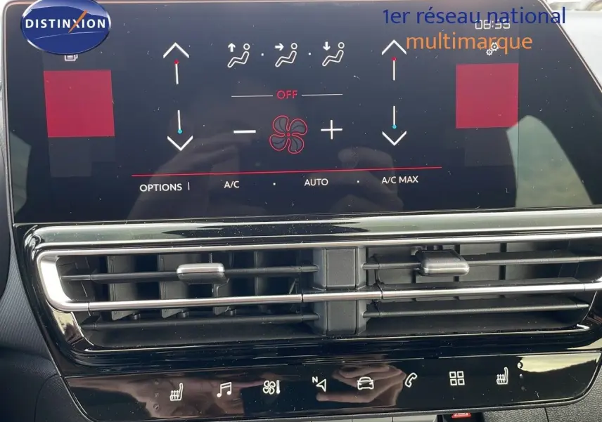 Détail de la console centrale avec écran tactile et commandes de climatisation du Citroën C5 Aircross blanc 2025.