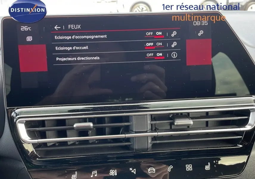 Écran tactile central affichant les réglages des feux dans l'habitacle d'une Citroën C5 Aircross blanc Okenite métal.