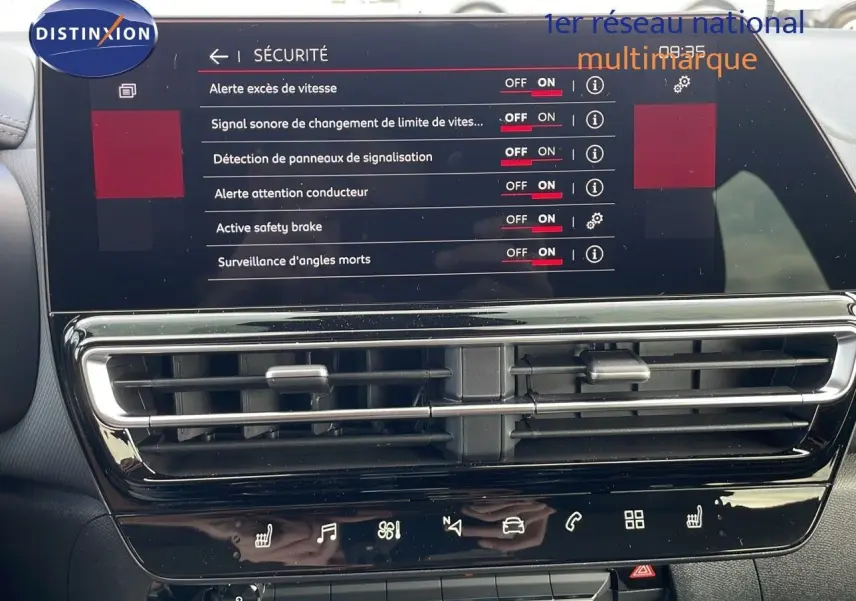 Écran tactile du système de sécurité du Citroën C5 Aircross 2025 avec commandes d’air et fonctions activées.