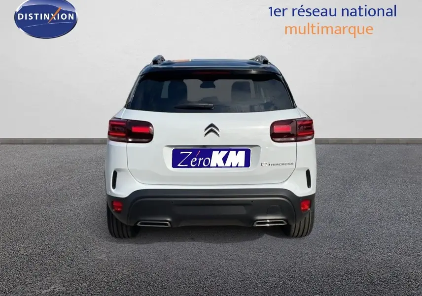 Vue arrière d'un Citroën C5 Aircross blanc Okenite métal avec toit noir et feux arrière LED distinctifs.