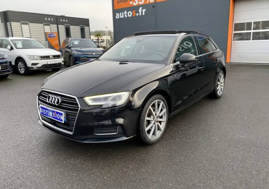Audi A3 Sportback noir vue 3/4 avant droit avec toit panoramique et jantes alliage visibles.