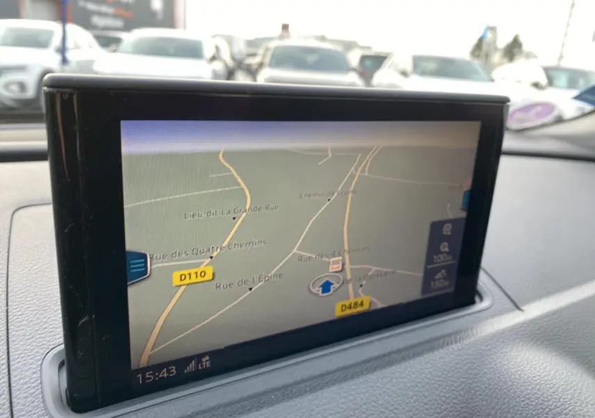 Écran de navigation MMI tactile dans l'habitacle de l'Audi A3 Sportback noir, vue intérieure avant.