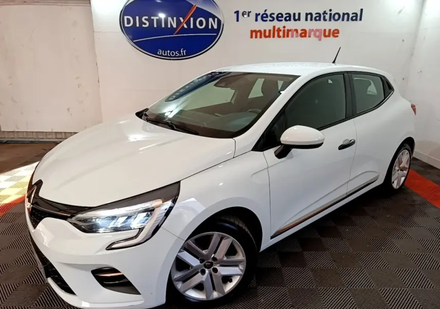 Renault Clio Business blanche vue 3/4 avant droit, avec phares LED allumés et jantes alliage visibles.