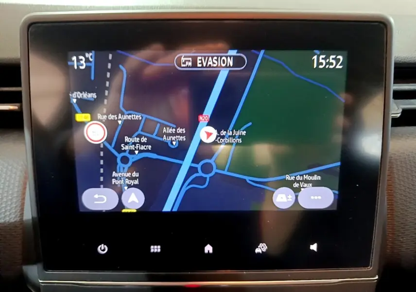 Écran tactile 7 pouces du système de navigation 3D de la Renault Clio Business blanc, affichage couleur.