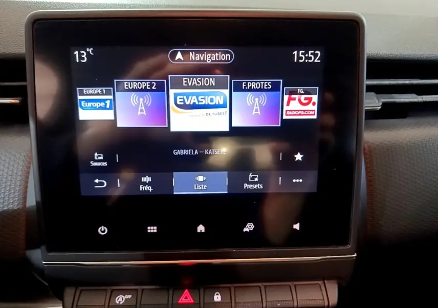 Écran tactile 7 pouces du système de navigation de la Renault Clio Business blanche, affichage radio et température extérieure.