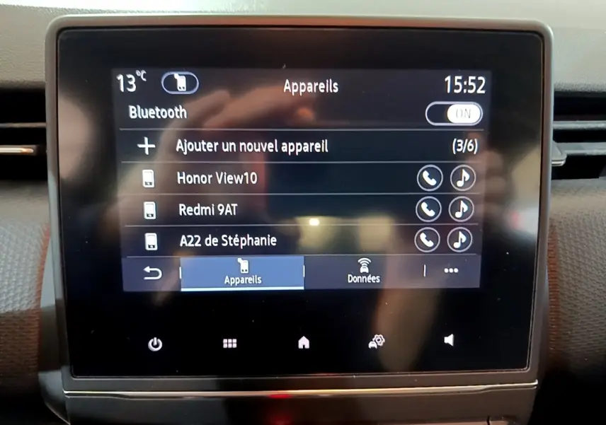 Écran tactile central de la Renault Clio Business blanc, affichant la connexion Bluetooth et liste des appareils associés.
