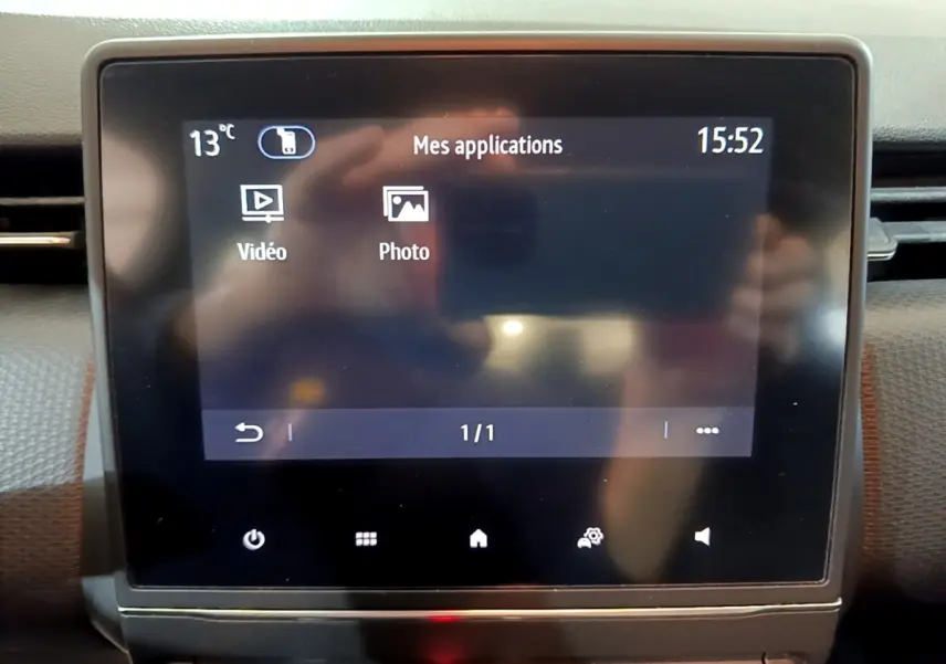Écran tactile central 7 pouces de la Renault Clio Business blanche, affichant les applications vidéo et photo.