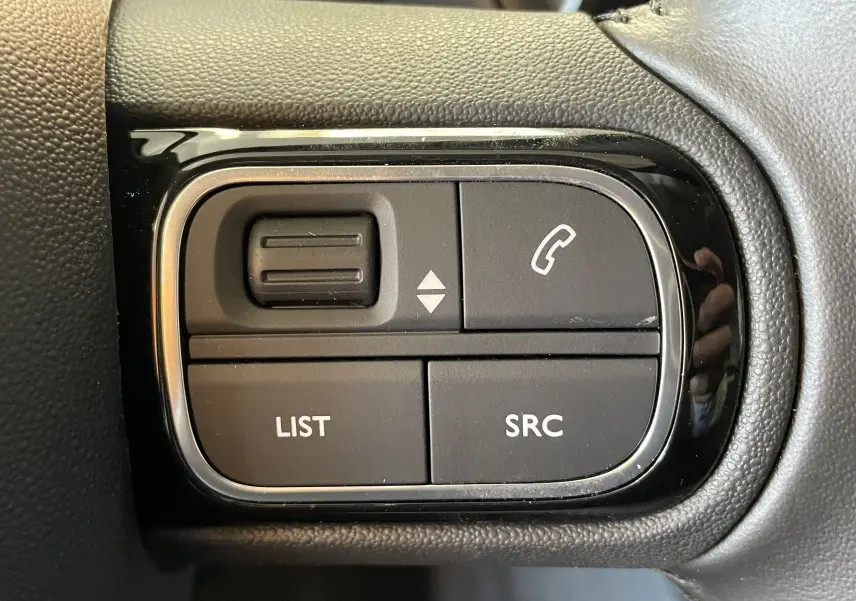 Vue rapprochée de la console centrale du Citroën C5 Aircross hybride gris platinium, avec commandes climatisation et ports USB visibles.