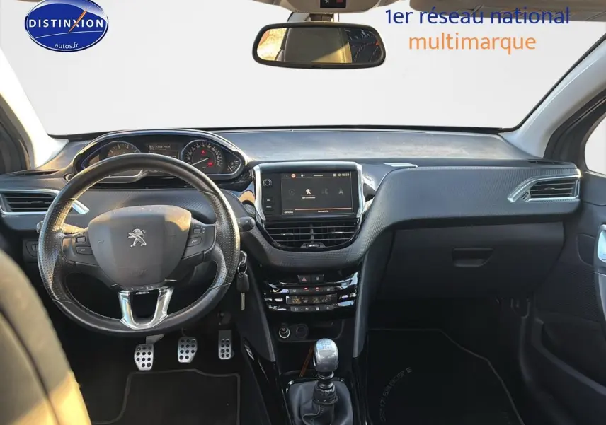 Intérieur avant du Peugeot 2008 gris clair 2019, tableau de bord avec écran tactile et volant cuir multifonction.