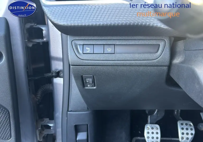 Détail intérieur côté gauche du tableau de bord gris clair avec commandes et pédales du Peugeot 2008 2019.