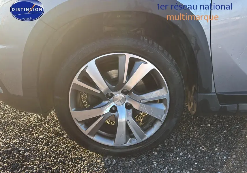 Gros plan sur la roue avant droite alu diamantée gris clair du Peugeot 2008 1.2 PureTech Crossway 2019.
