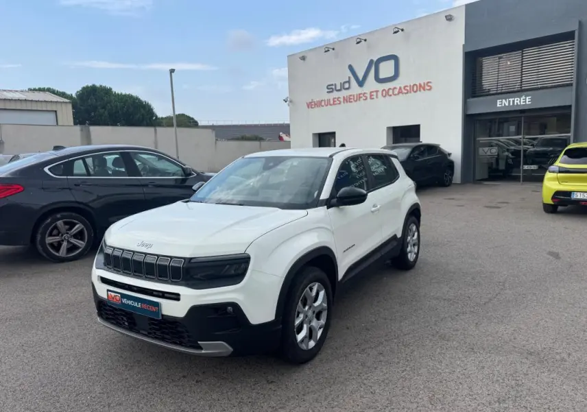 Jeep Avenger blanc en 3/4 avant droit, avec jantes alliage 17 pouces et calandre noire distinctive.