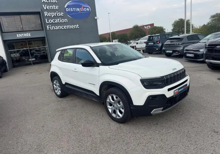 Jeep Avenger blanc en 3/4 avant droit, avec jantes alliage 17 pouces et détails noirs contrastants.