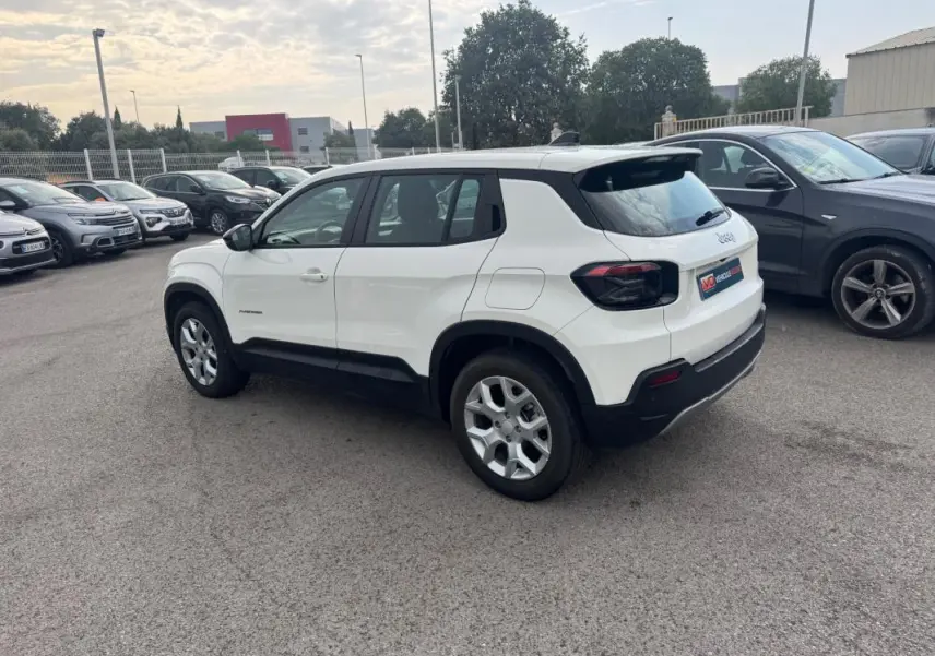 Jeep Avenger blanc en 3/4 arrière droit, avec jantes alliage 17 pouces et détails noirs contrastants.
