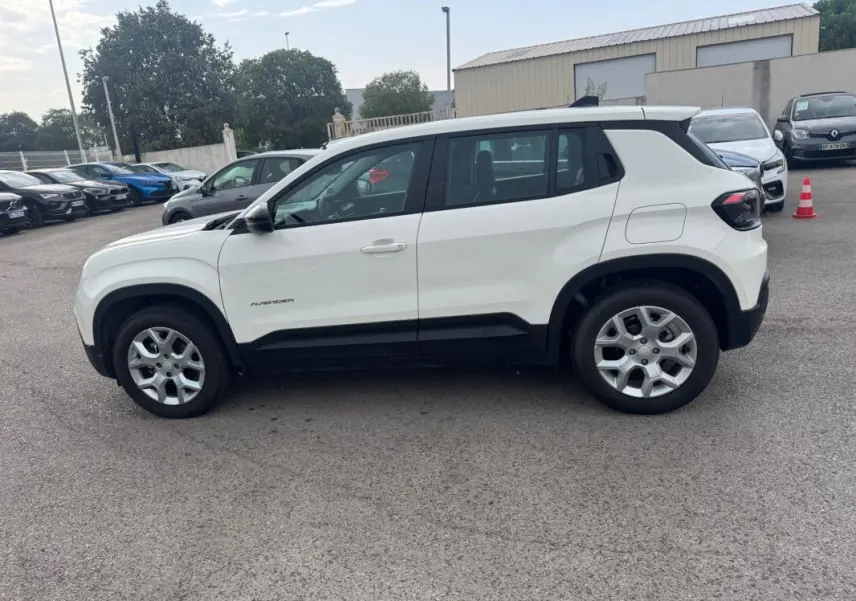 Jeep Avenger blanc en vue profil côté gauche, avec jantes alliage 17 pouces et toit noir contrasté.