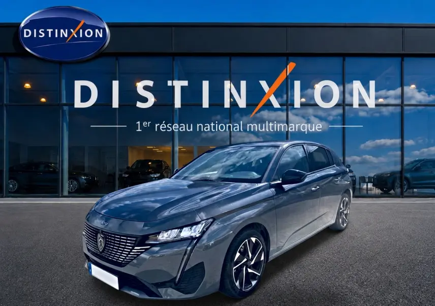 Peugeot 308 1.5 BlueHDi 130 gris vue 3/4 avant droit devant showroom Distinxion.