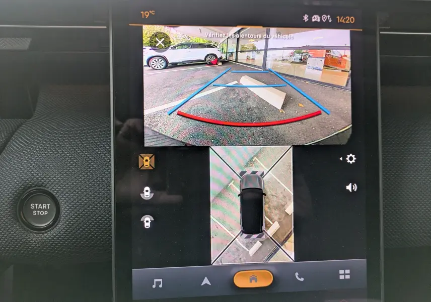 Écran de caméra de recul et vue 360° du Citroën C5 Aircross hybride bleu Eclipse avec toit noir, intérieur tableau de bord.