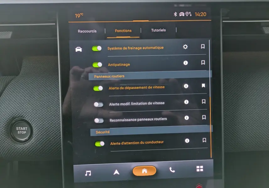 Écran tactile central du Citroën C5 Aircross hybride 2026 affichant les options d'assistance à la conduite.