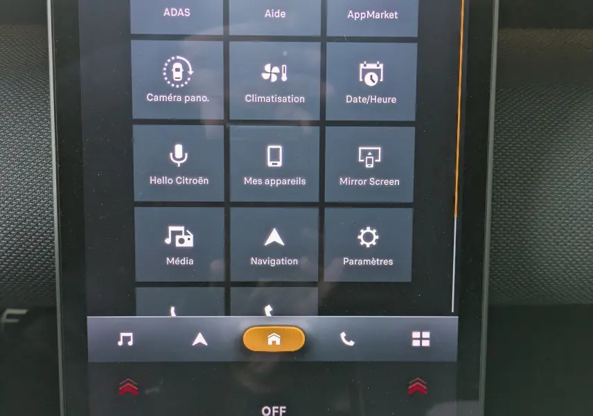 Écran tactile central du tableau de bord du Citroën C5 Aircross hybride, affichant les options de navigation et climatisation.
