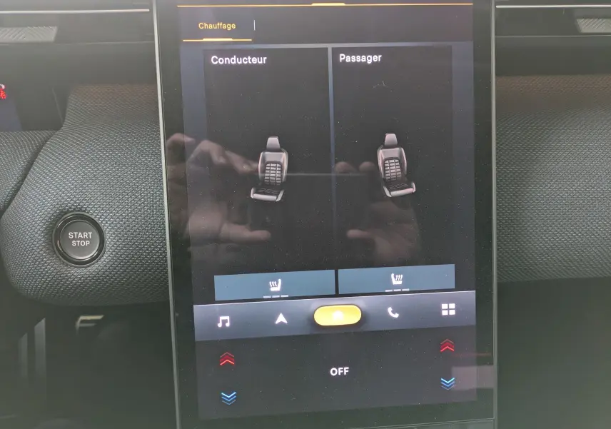 Écran tactile central du Citroën C5 Aircross hybride 2026 affichant le réglage du chauffage des sièges.